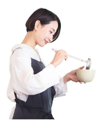 調理をする女性