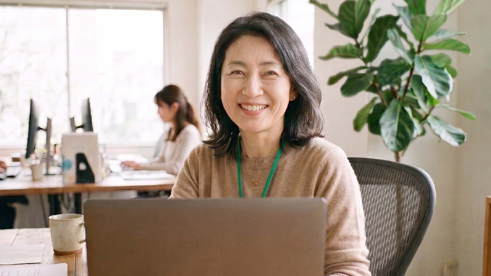 受講生からの質問に対応する中年の女性スタッフ